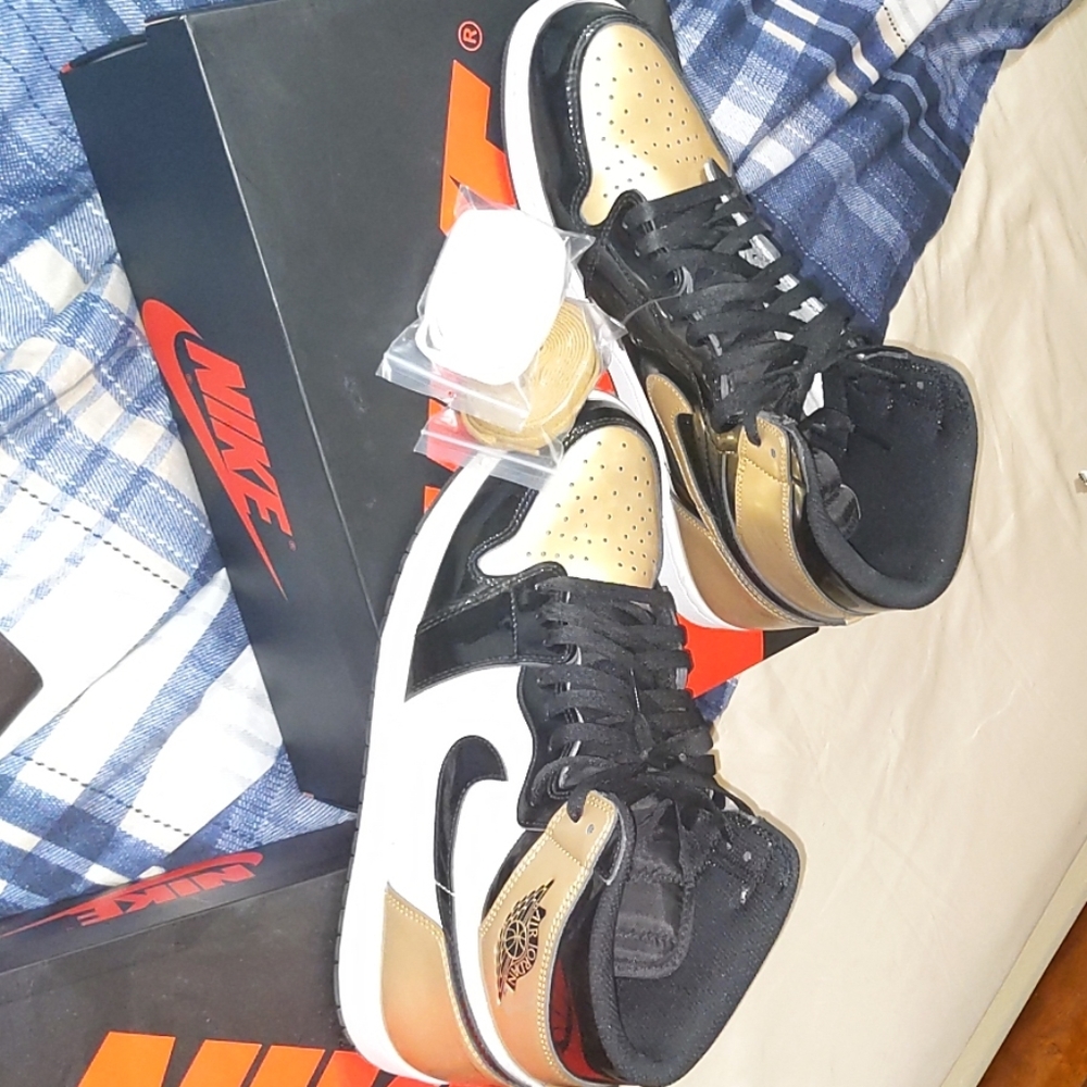 Jordan 1 gold toe